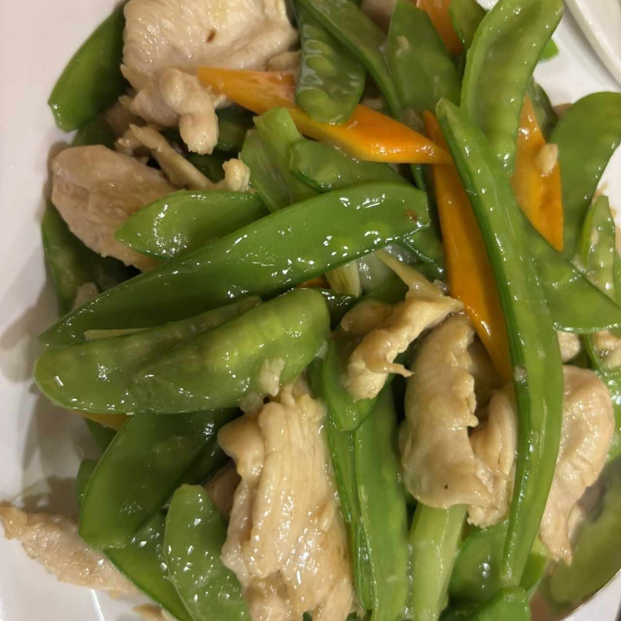 Filete de pollo con arvejas