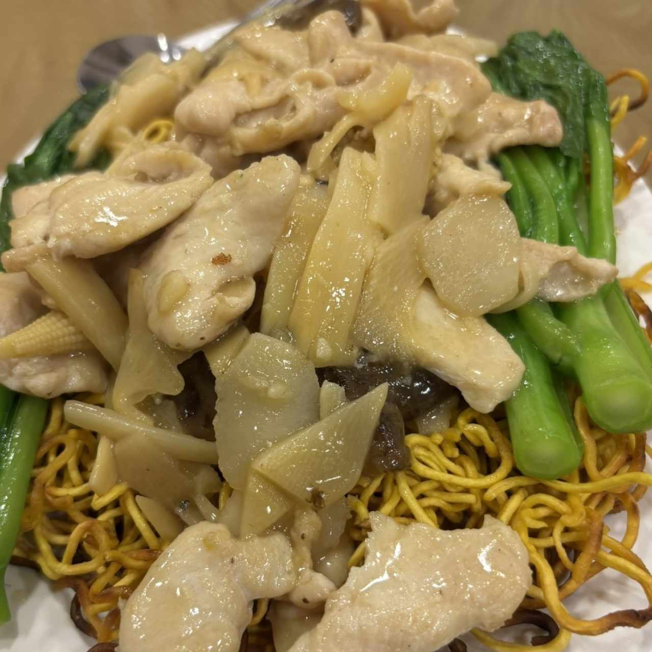 Fideos fritos con pollo 
