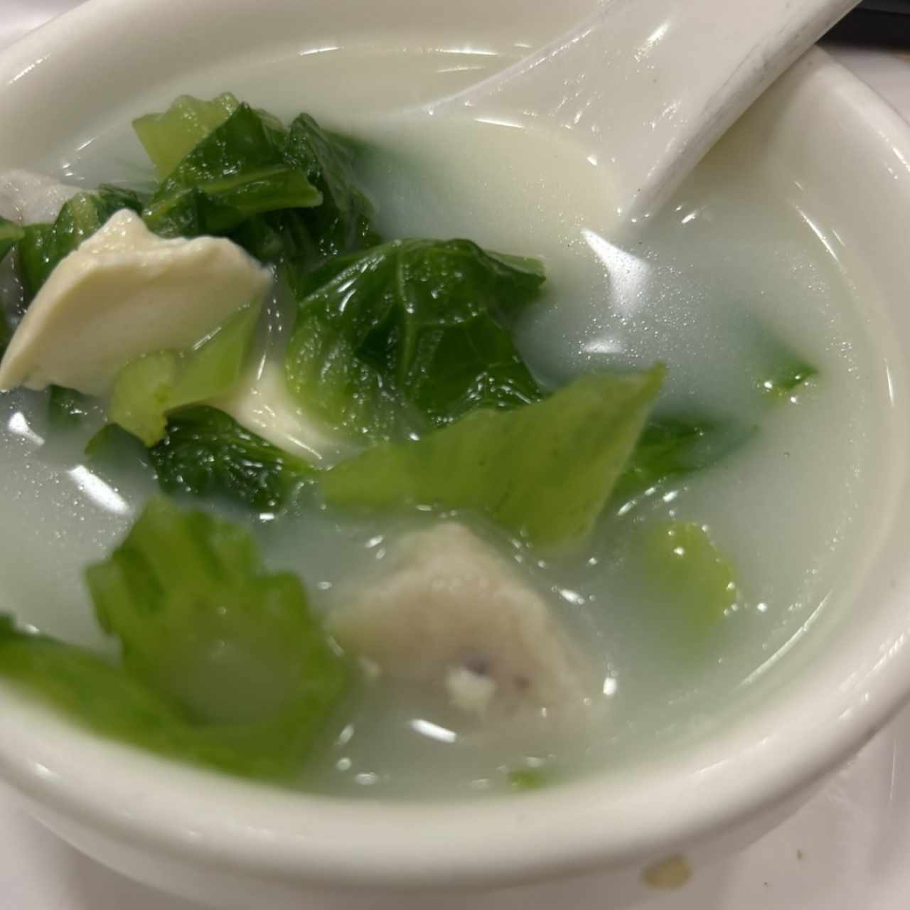 Sopa de bola de pescado con taofu y kaichoy