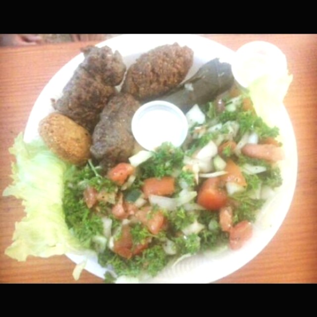 Mixto kafta, hoja de parra, Kibbe, Falafel, Tabbouleh