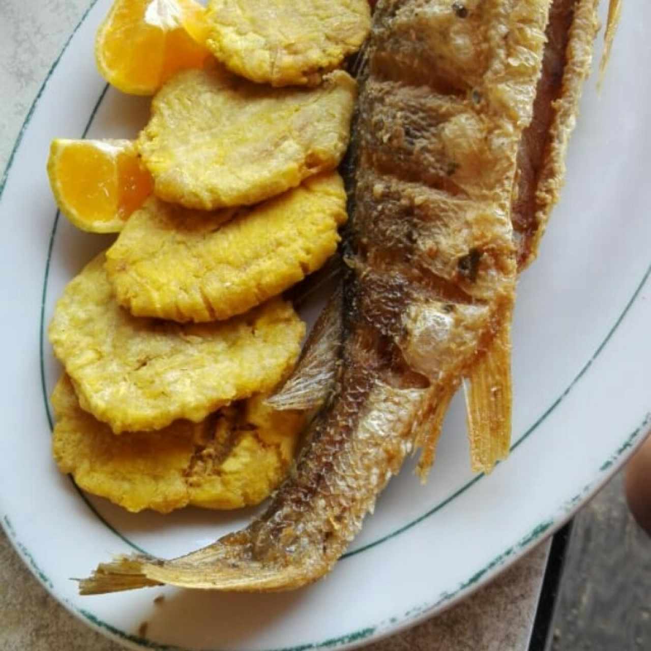 corvina entera frita con patacones