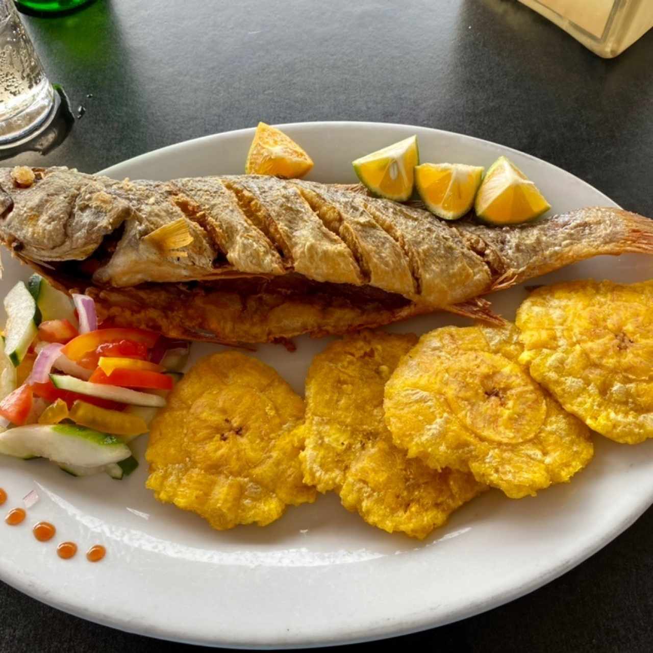 Pescado frito con patacones (tamaño mediano)