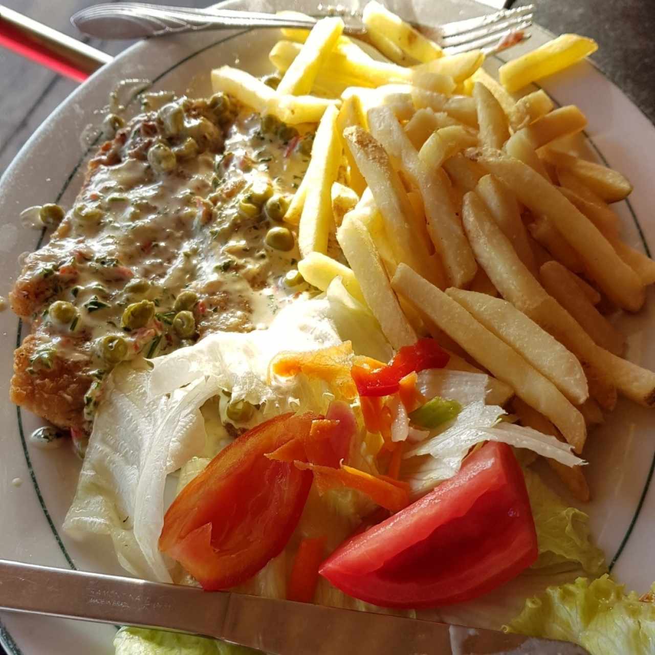 Filete de corvina a la caribeña con salsa de coco