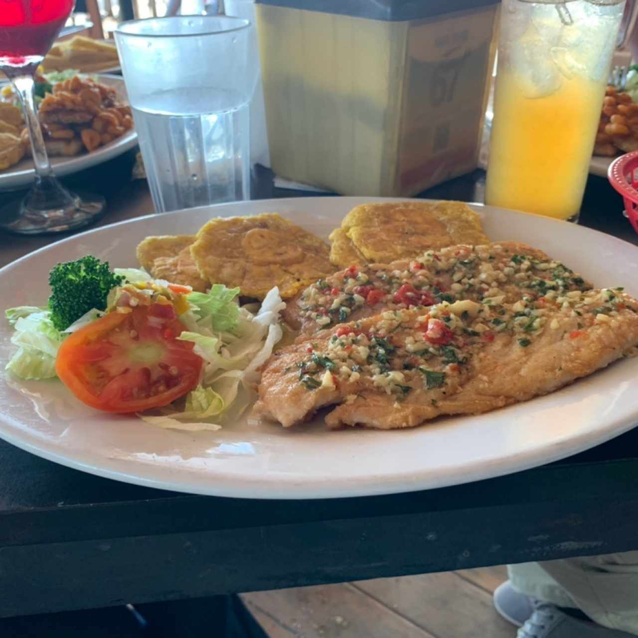 Filete de corvina al ajillo con patacones