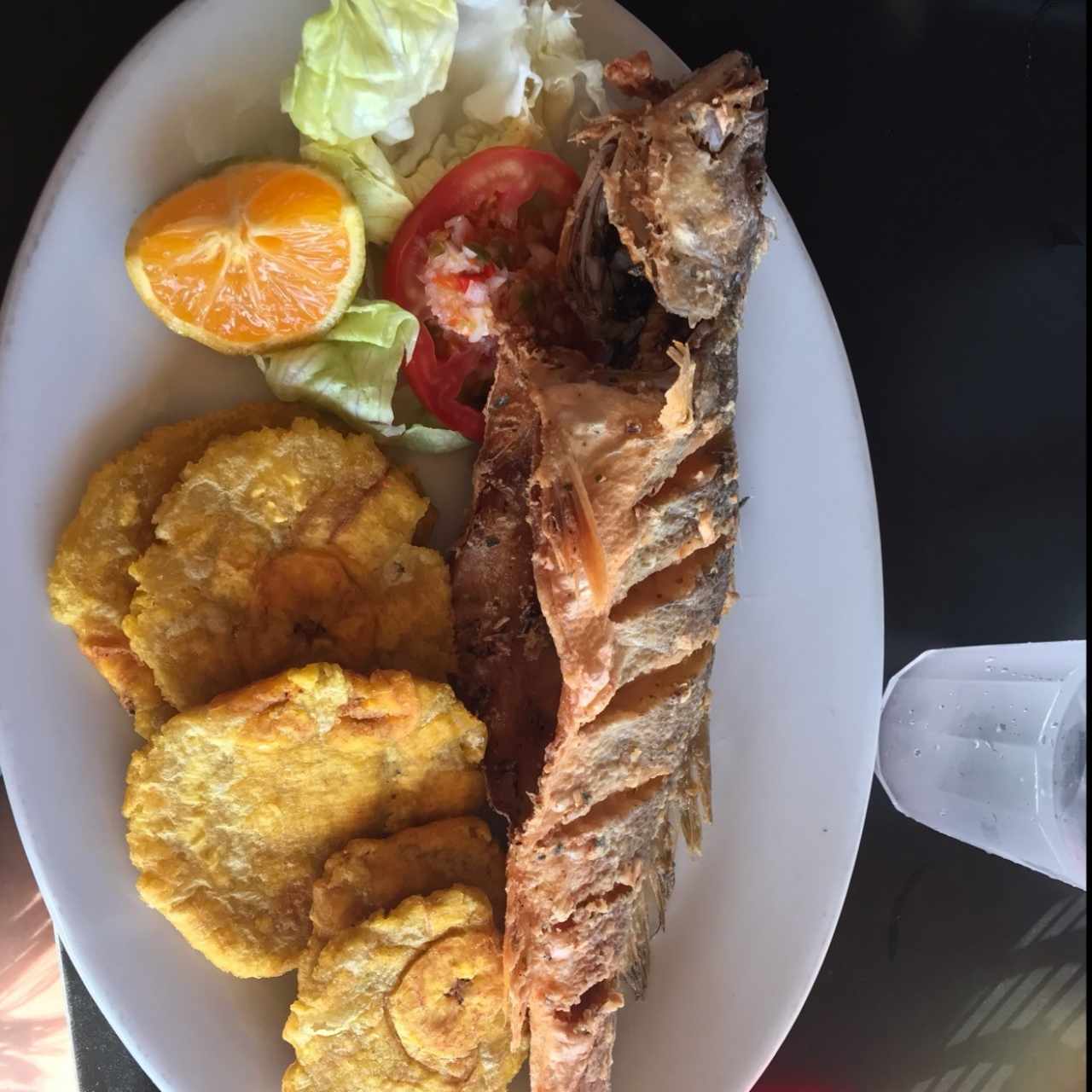 corvina frita con patacones