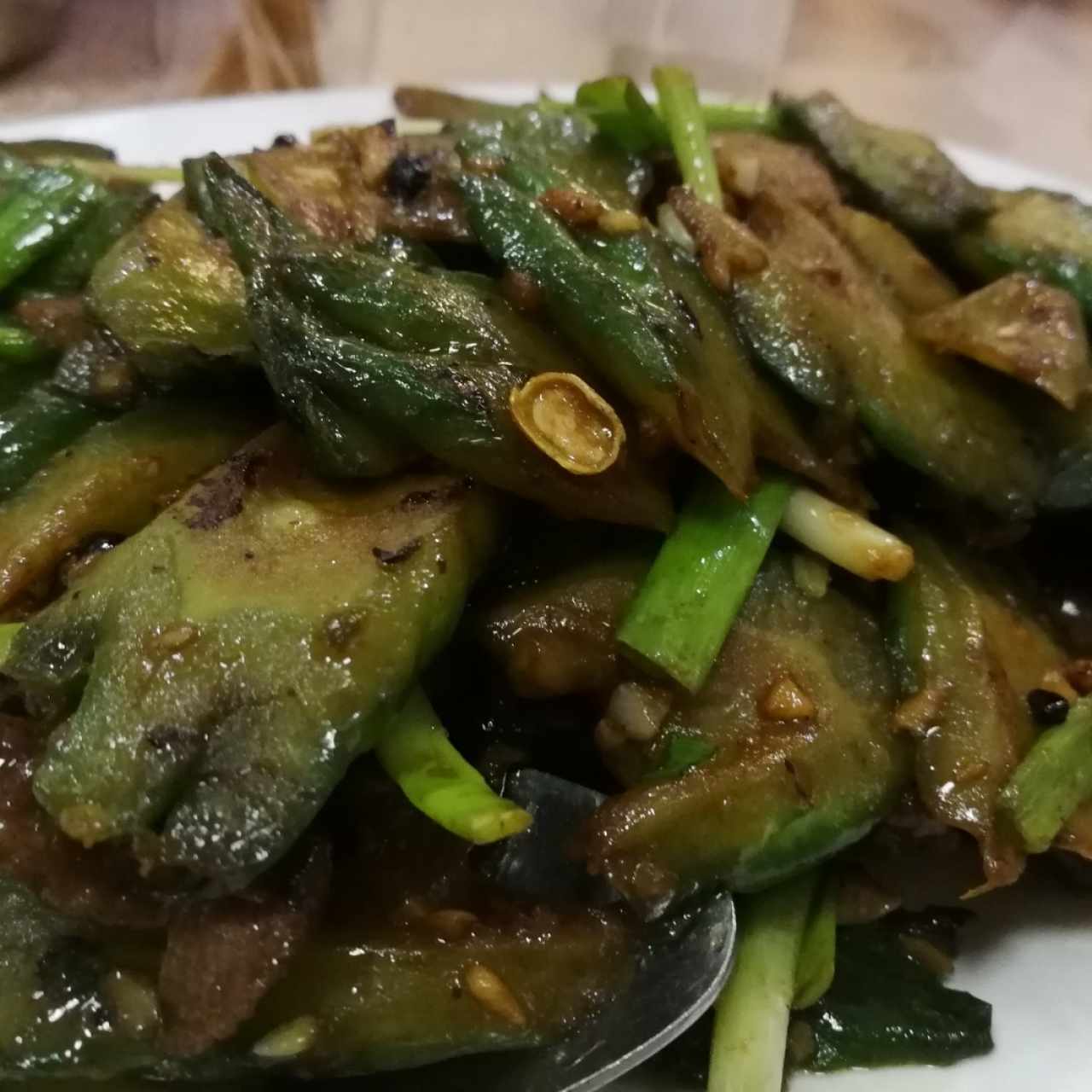 Pepino amargo con carne salteadas 