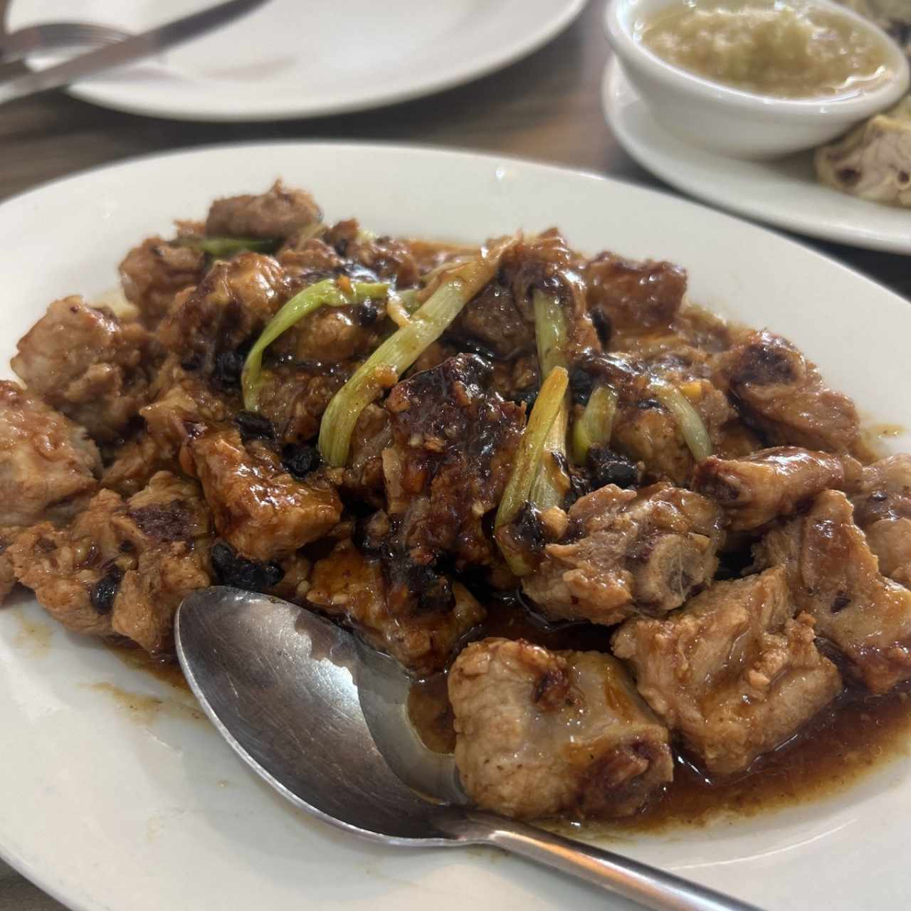 Costilla al Vapor con Salsa de Friojles Negros