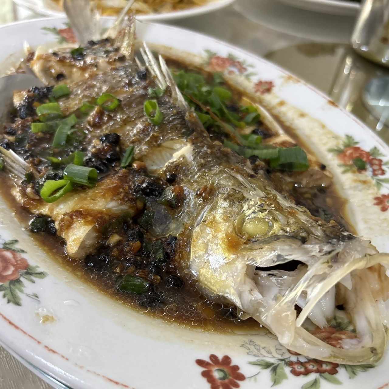 Robalo Racimo de Uvas con Salsa Agridulce