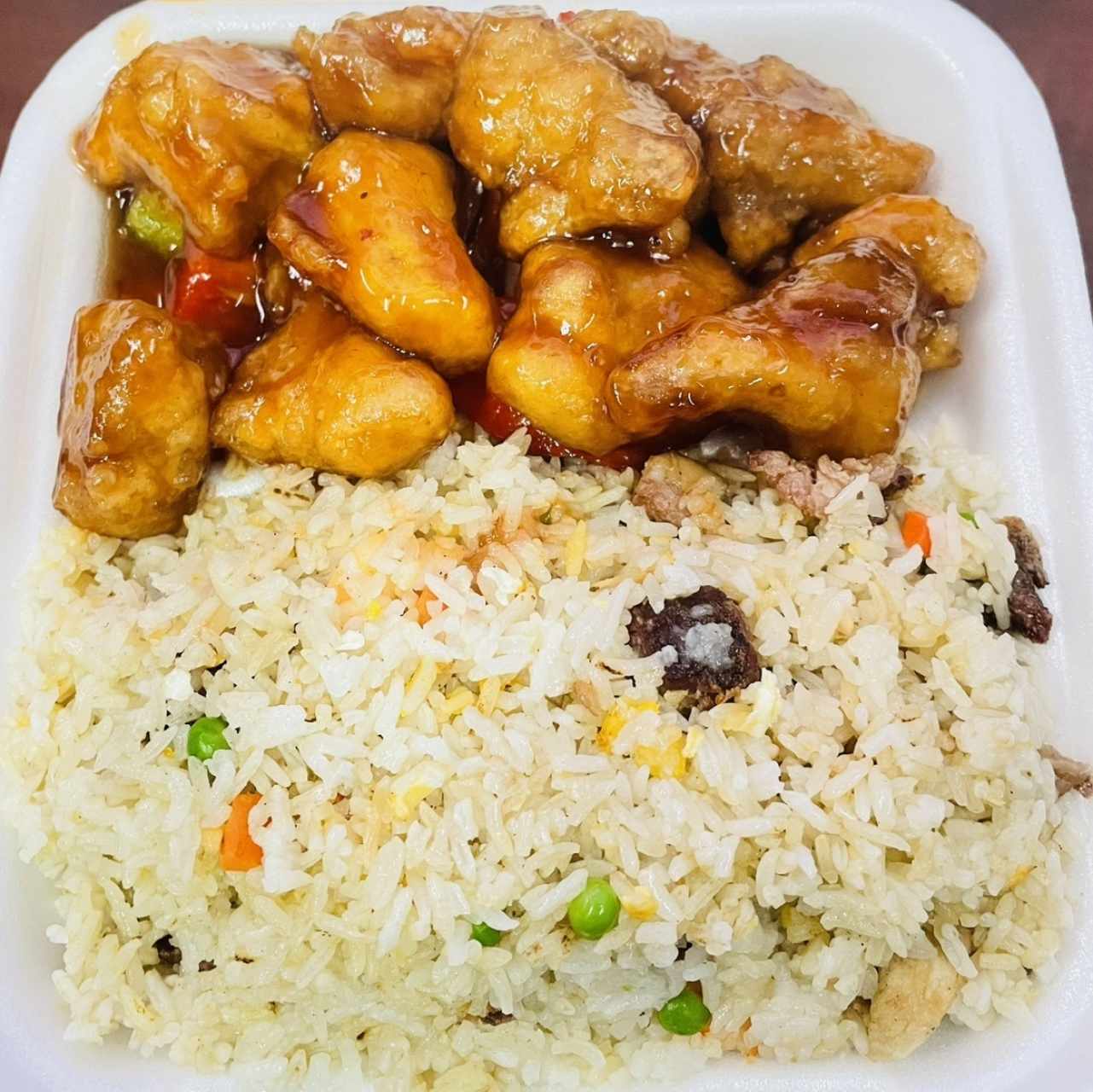Combo de Costillita Agridulce con Arroz Yan Chaw y Soda lata