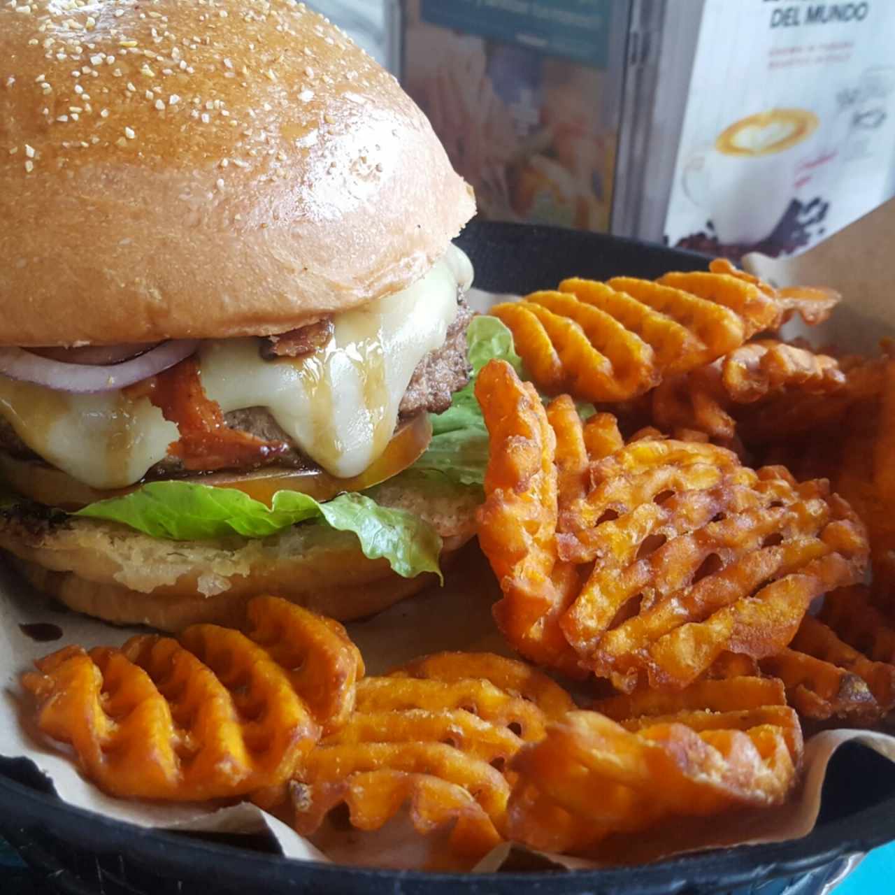 excelente atención y excelentes hamburguesas. Tienen un menú variado tanto para los amantes de las hamburguesas como para los que desean algo saludable como una ensalada.