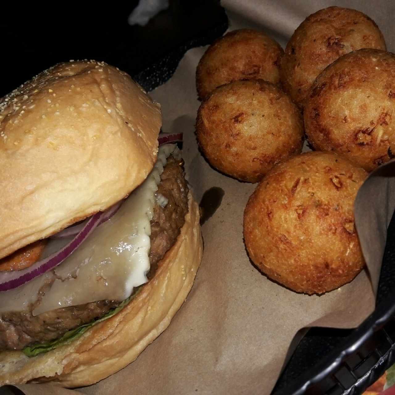 Hamburguesa Madrileña con bolas de yuca
