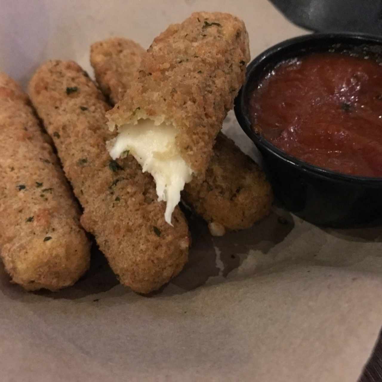 Deditos de mozarella con salsa pizza 