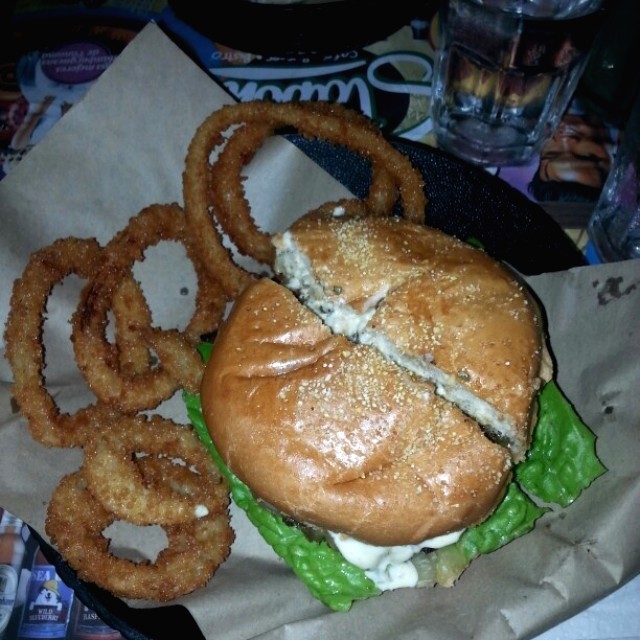 Hamburguesa de hongos y cebollas caramelizadas