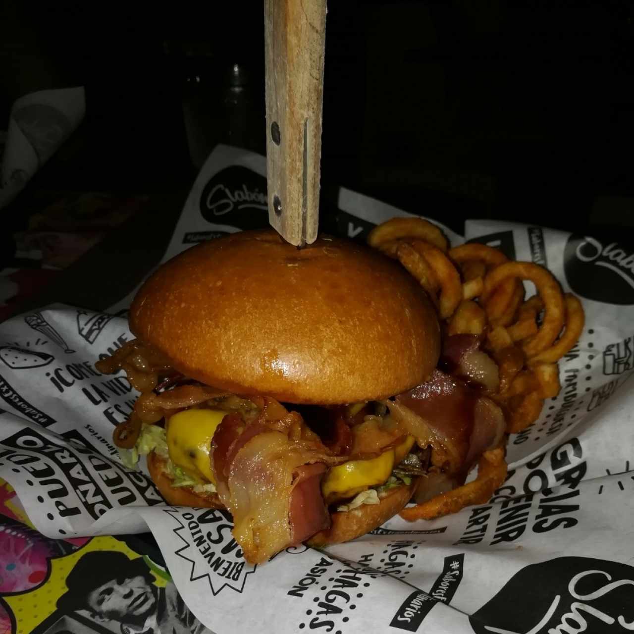 Bacon Lovers con papas curly
