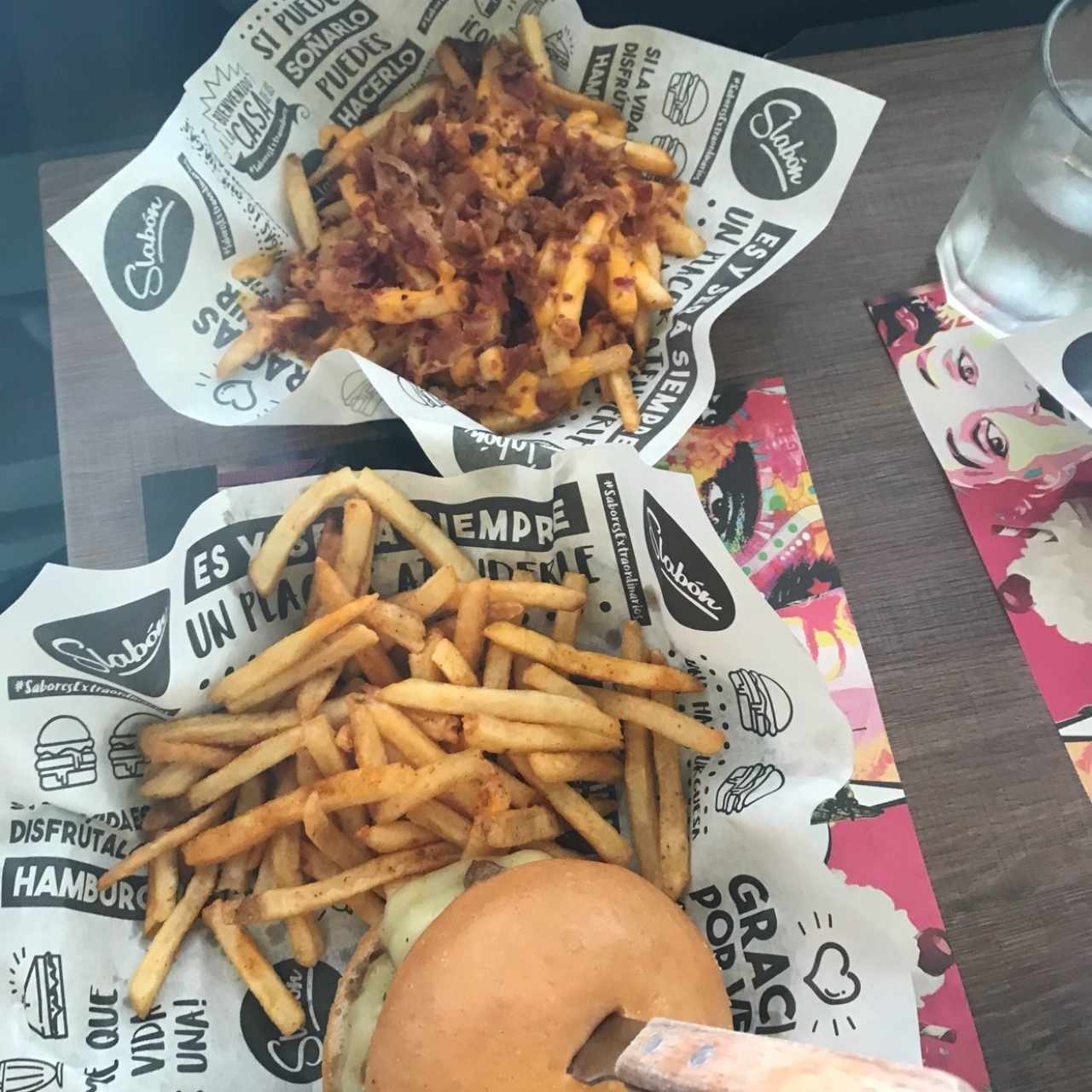 la abuela con papas fritas y papas fritas con queso y bacon adicional