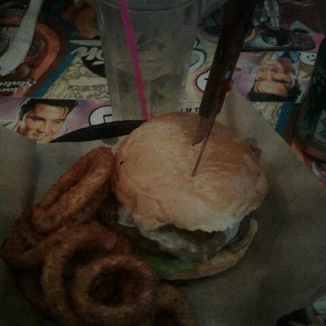 hamburguesa blue cheese y aros de cebolla