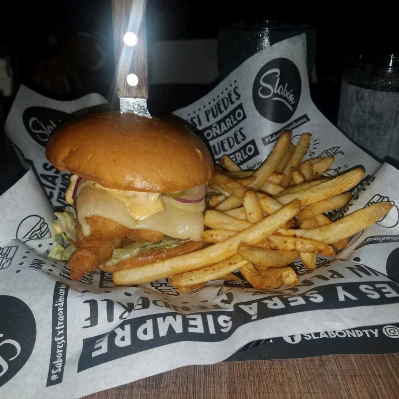 hamburguesa con tiras de pollo