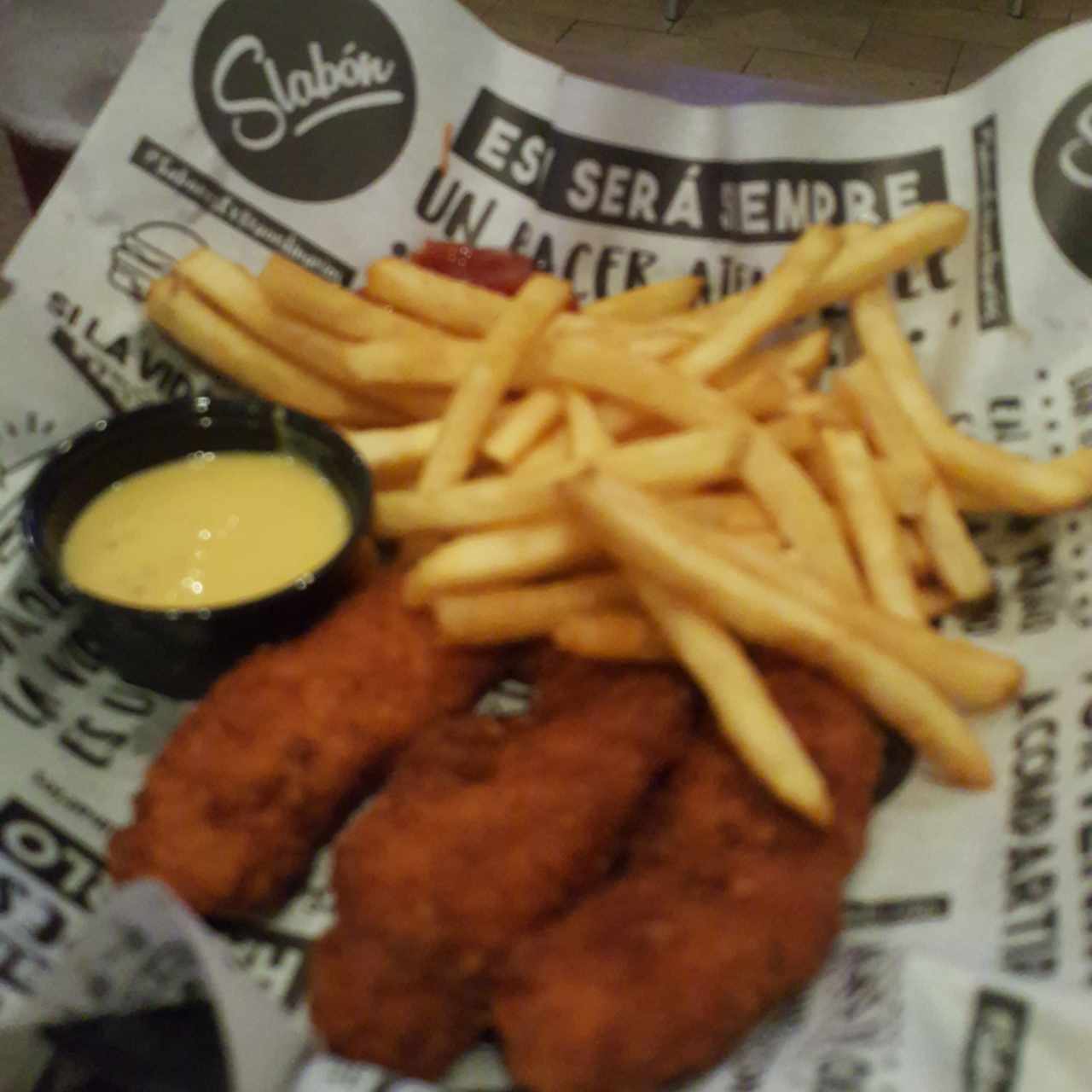 chicken fingers con papas
