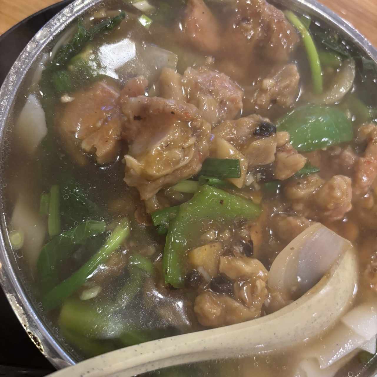 Sopa de fideos con costillas 