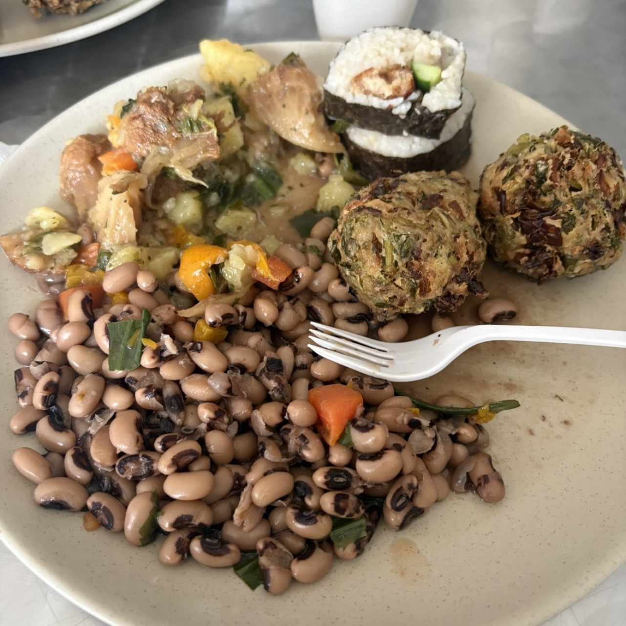 Frijoles, sushi, bolitas de berro, hongo cabeza de leon
