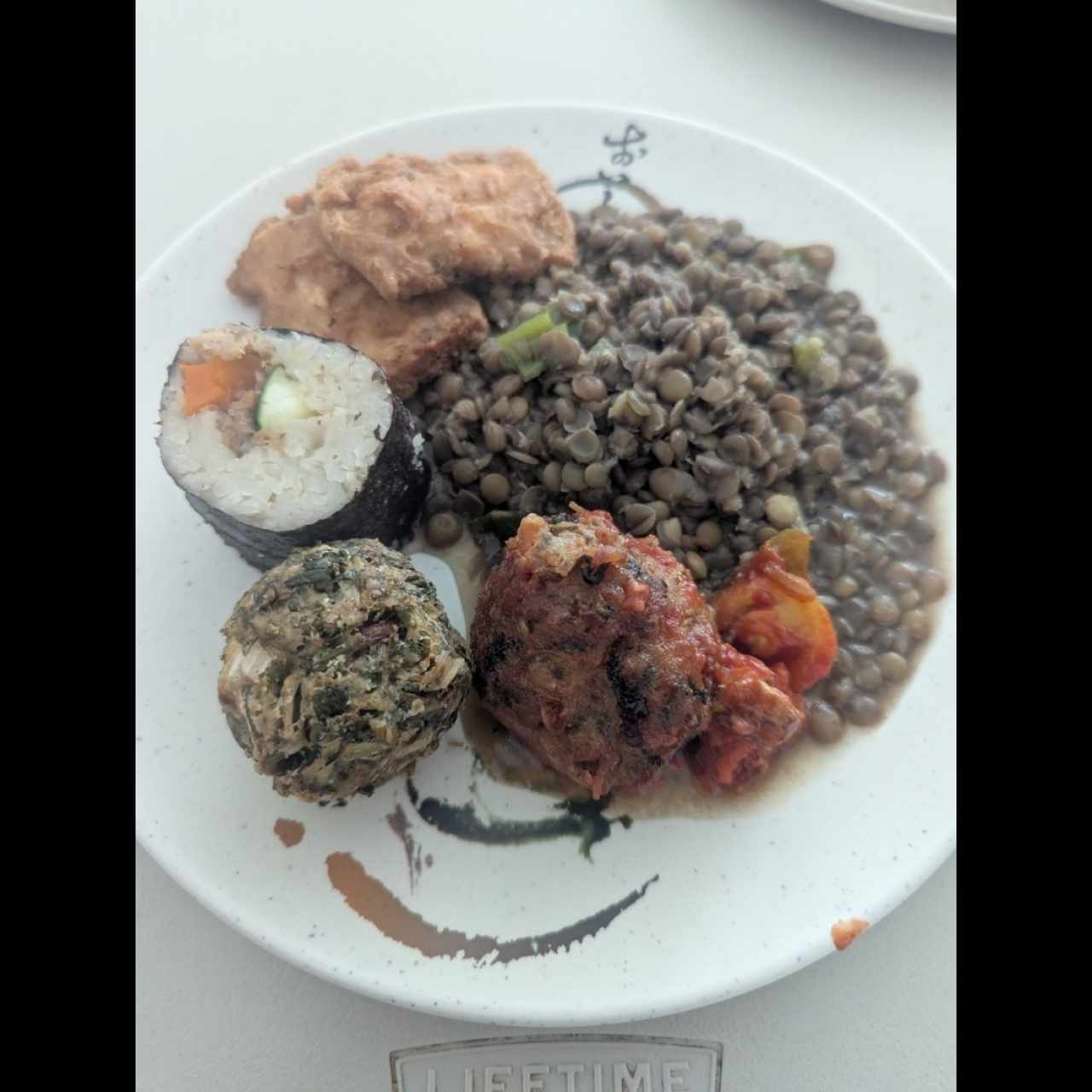 Lentejas, bolitas de soya agridulce, bolita de berro, sushi, soya apanada