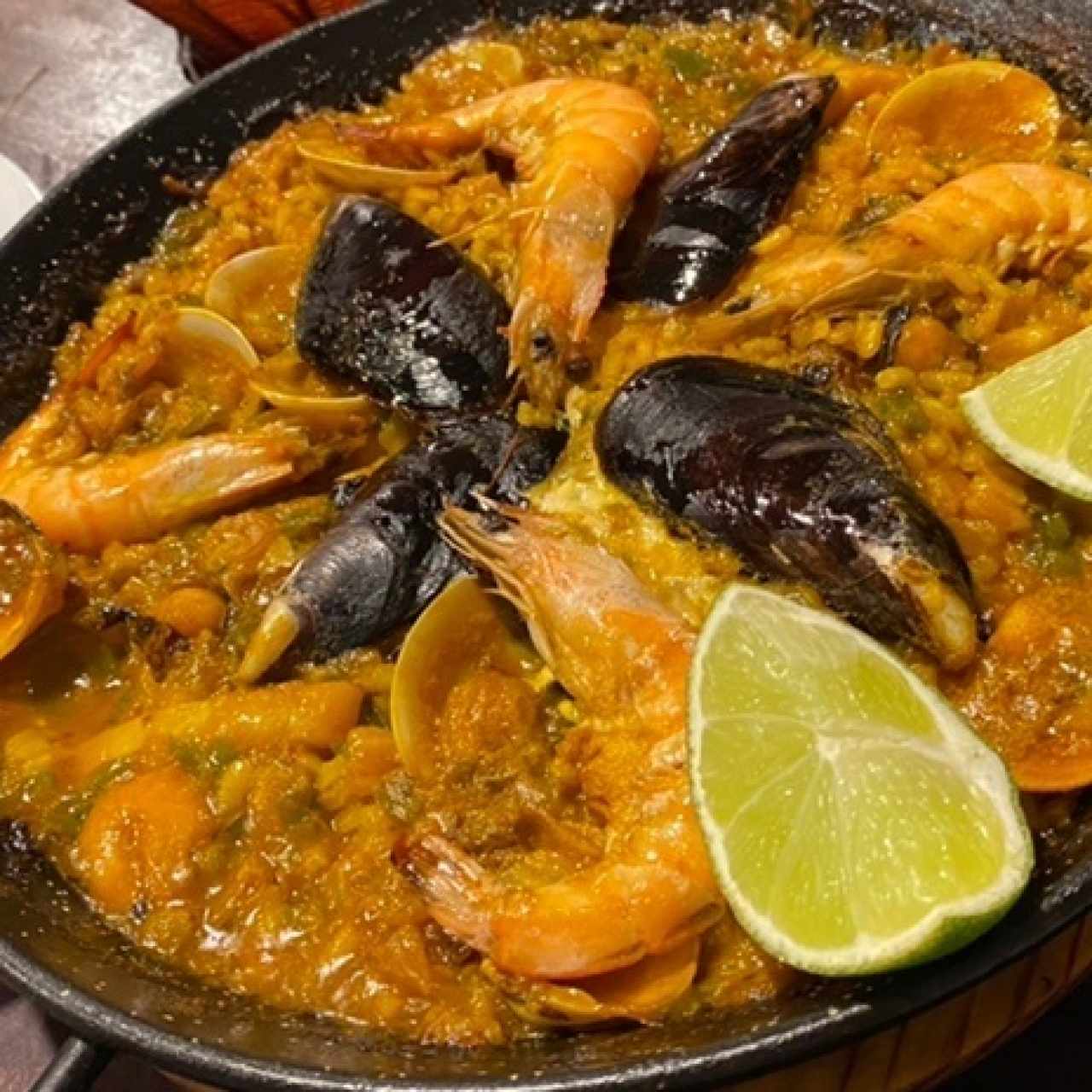 Paella (carne. mariscos o mixta)