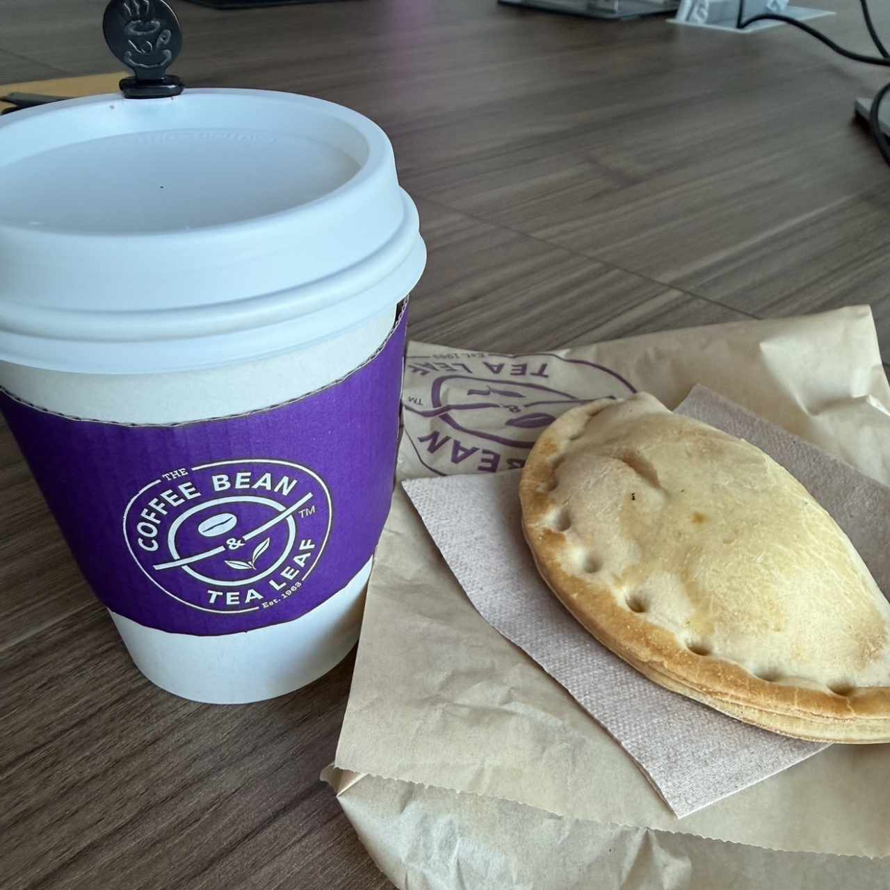 Capuchino y empanada de queso crema