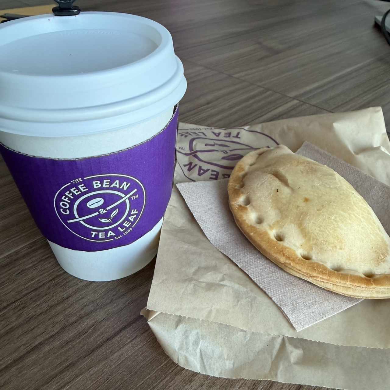 Capuchino y empanada de queso crema