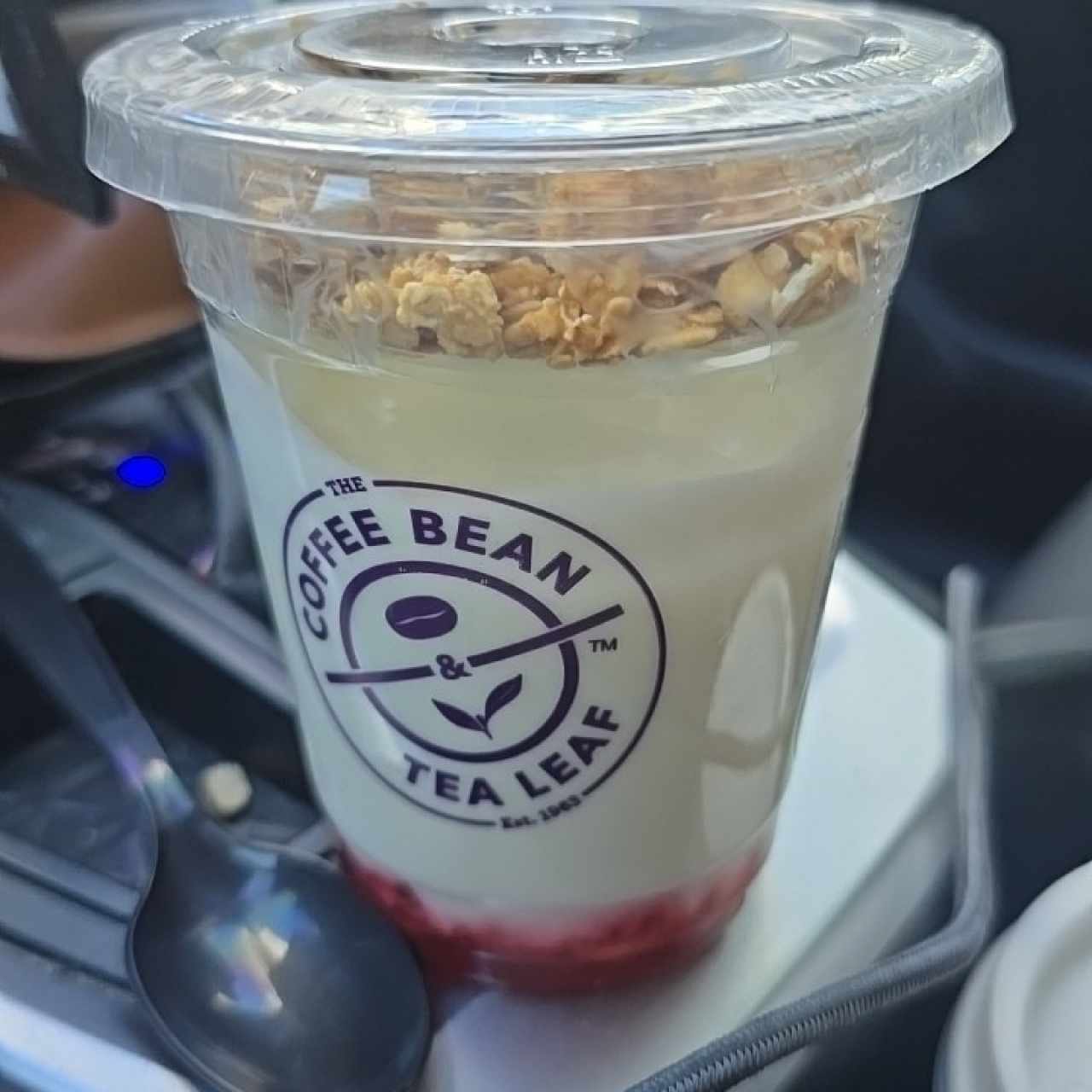 Yogurt de mermelada de fresa y granola