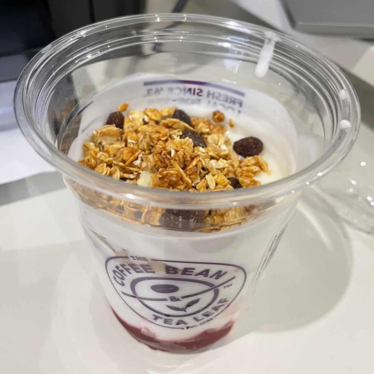 Yogurt de mermelada de fresa y granola