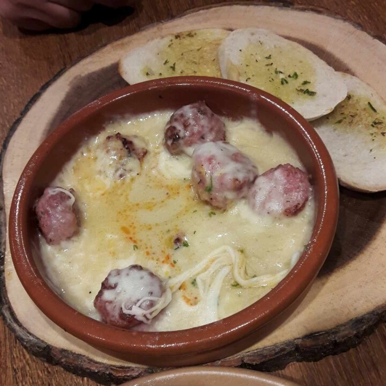 Queso fundido con chorizo