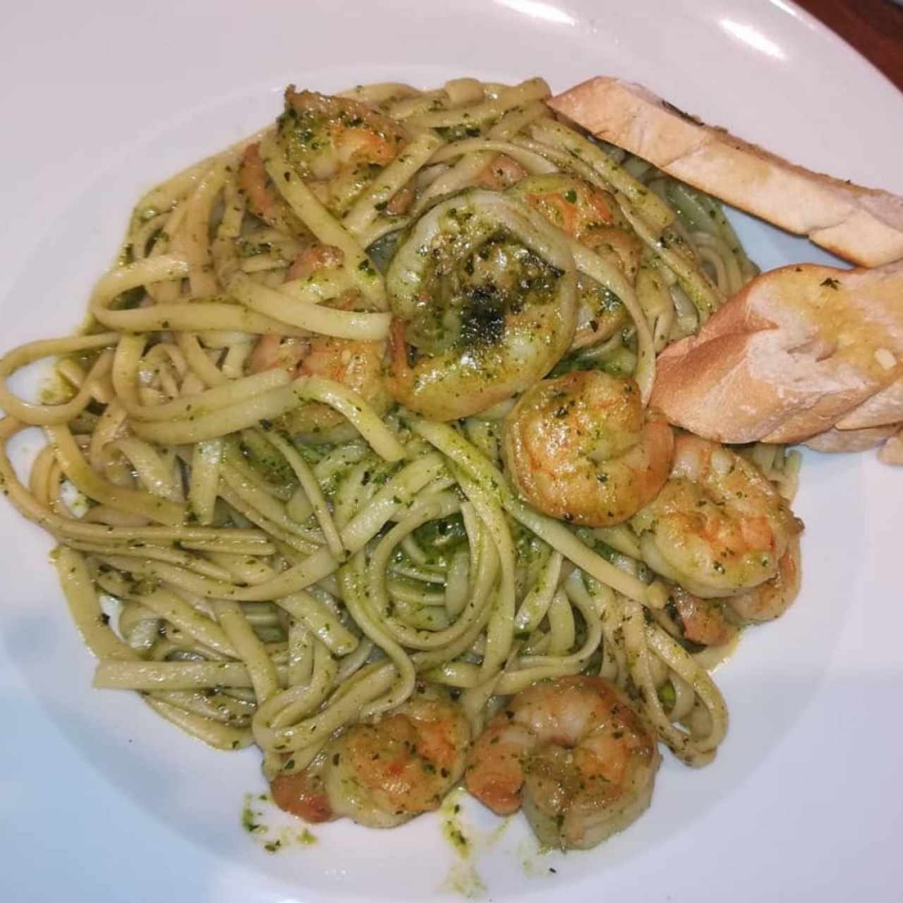 Linguini de Camarones al pesto 