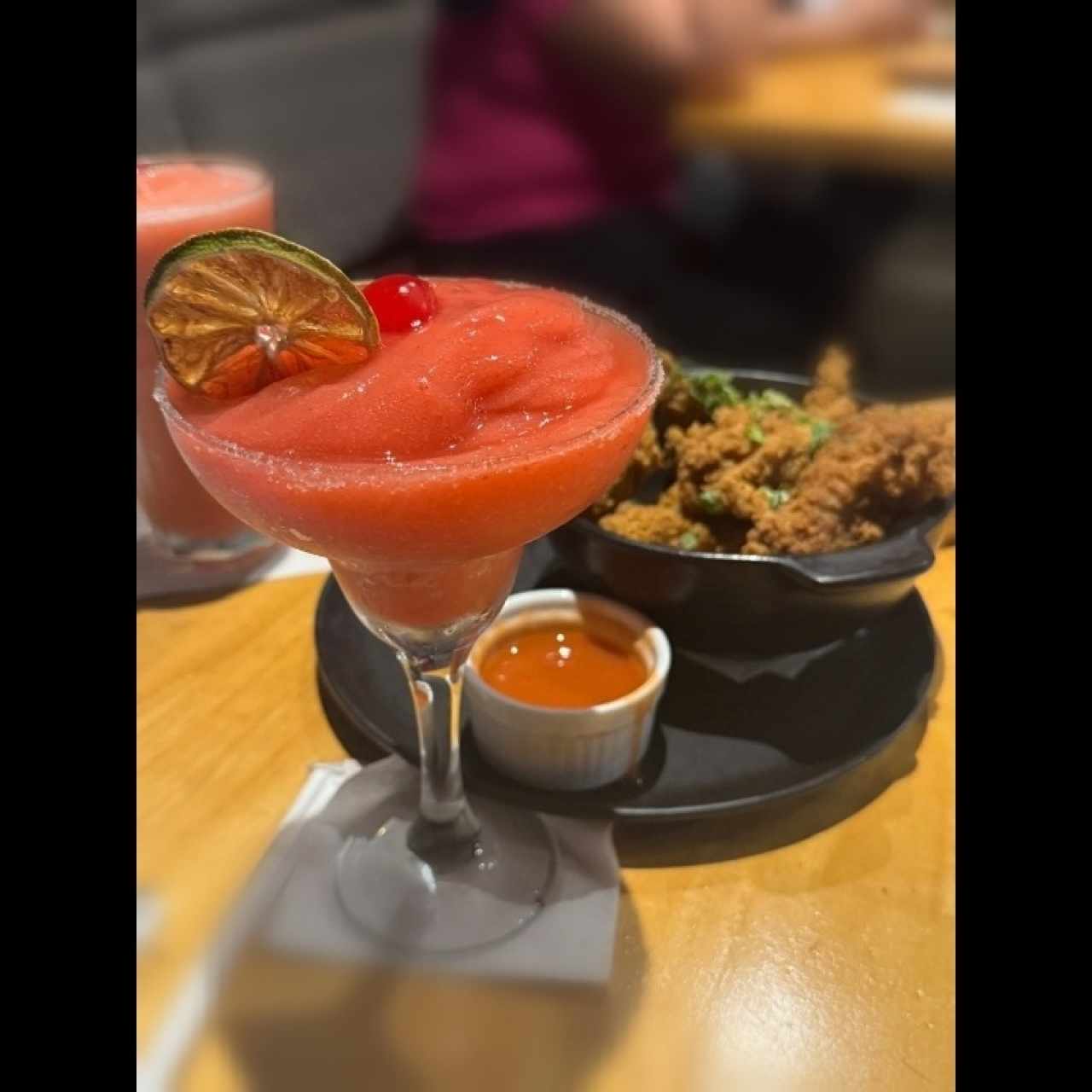 Margarita de fresa y wings