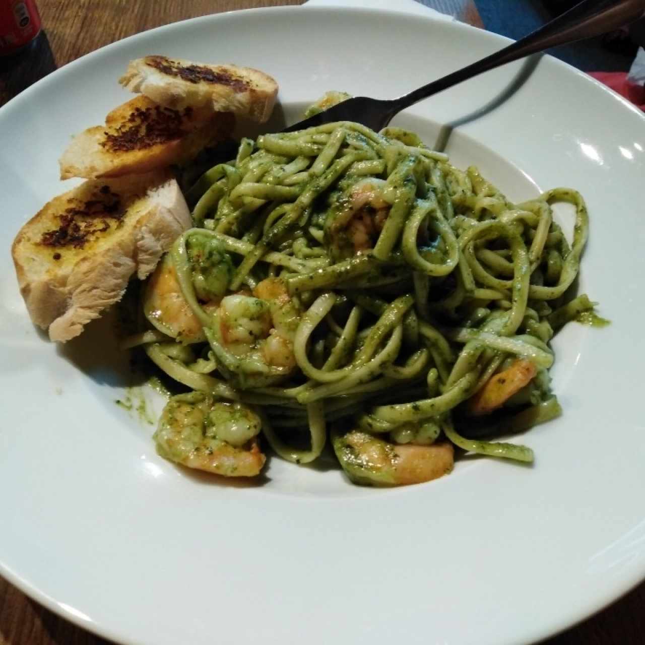 linguini al pesto con camarones