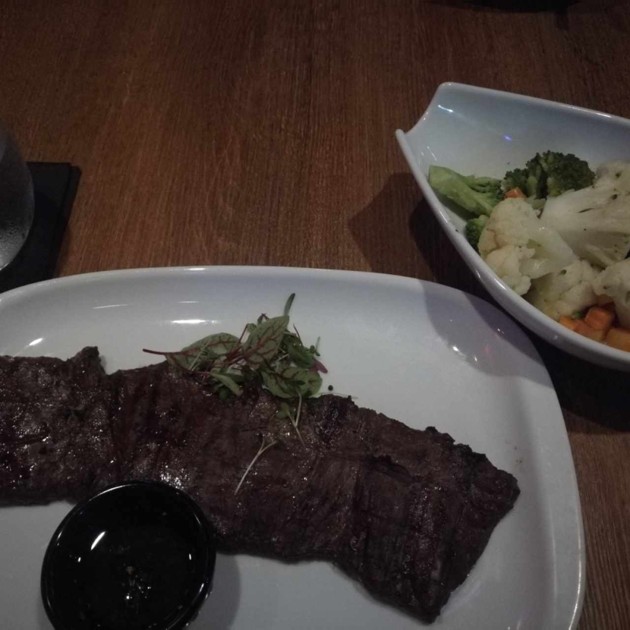 entraña con vegetales salteados