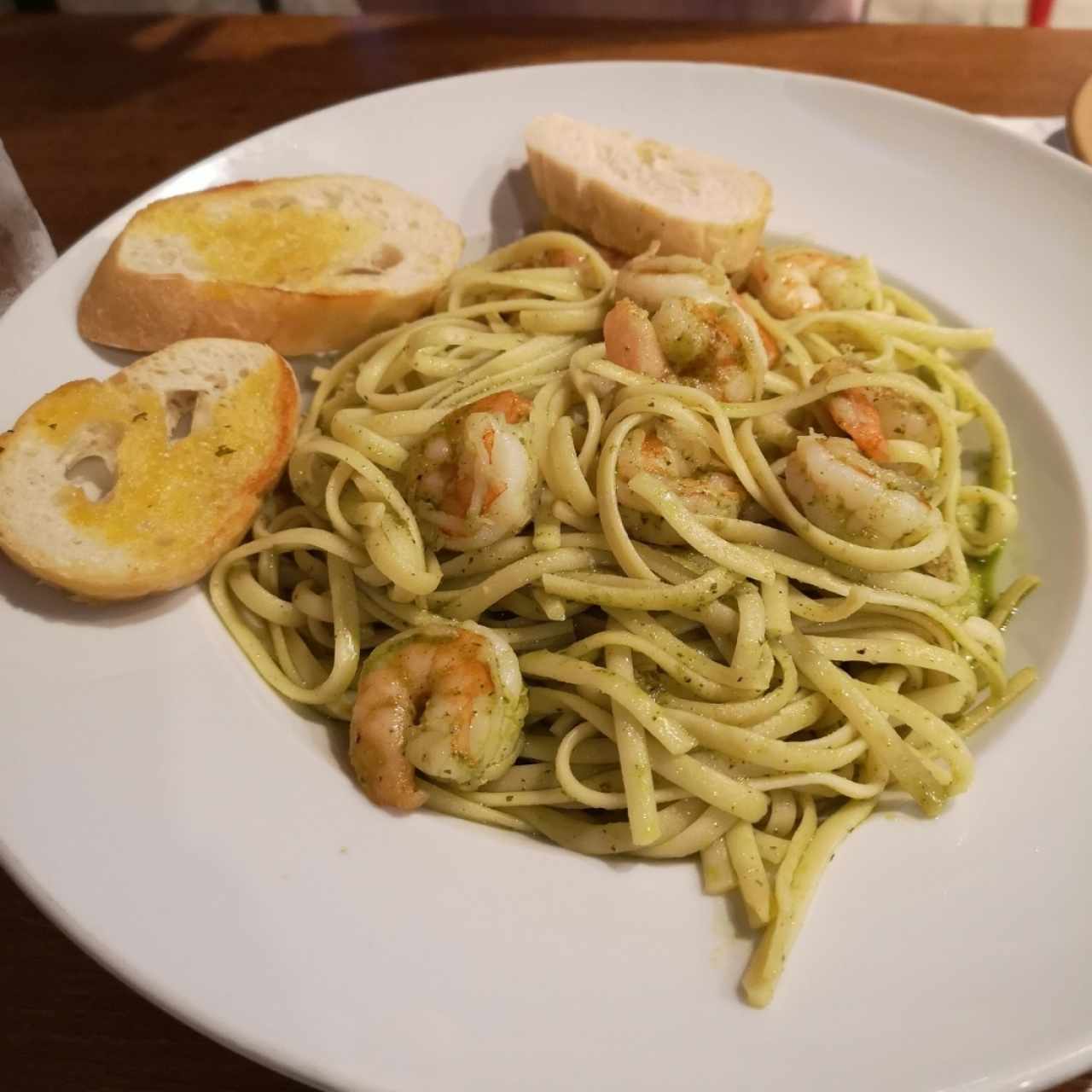 pasta al pesto con camarones