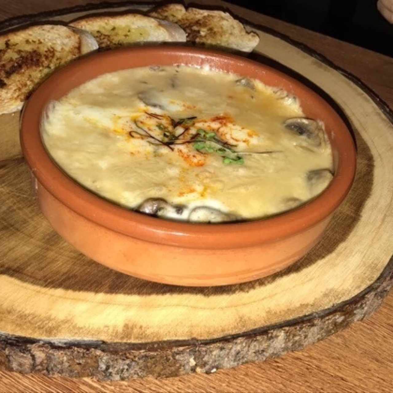 queso fundido con champiñones