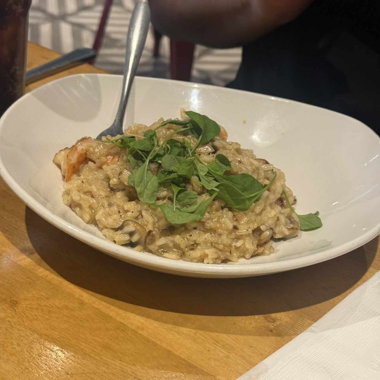 Risotto con camarones y hongos