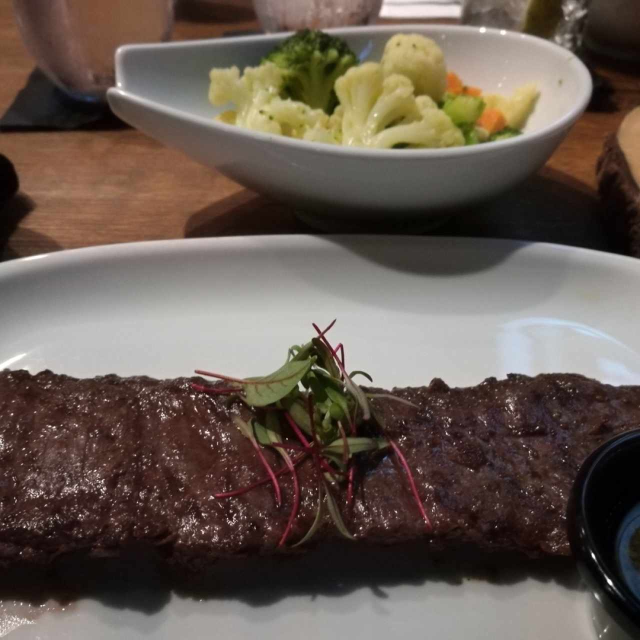 Entraña con vegetales (plato fuerte)