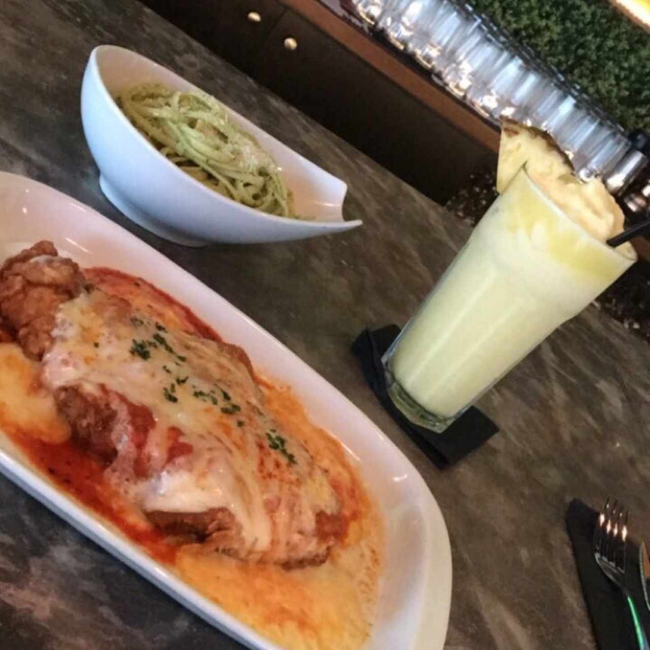 milanesa a la parmesana, definitivamente muy buena opcion para comer, lo que mas me gusta es que tiene buena variedad para acompañar tu plato! de entrada comi una canasta de camarones estaban exquisitos y perfectos.. me encanto el nuevo local esta muy moderno y espacioso, esta para cualquier tipo de eventualidad 
