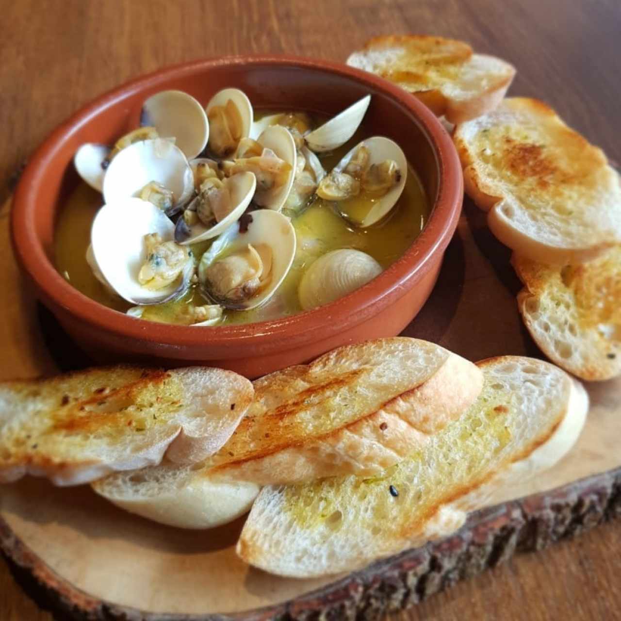 almejas al ajillo