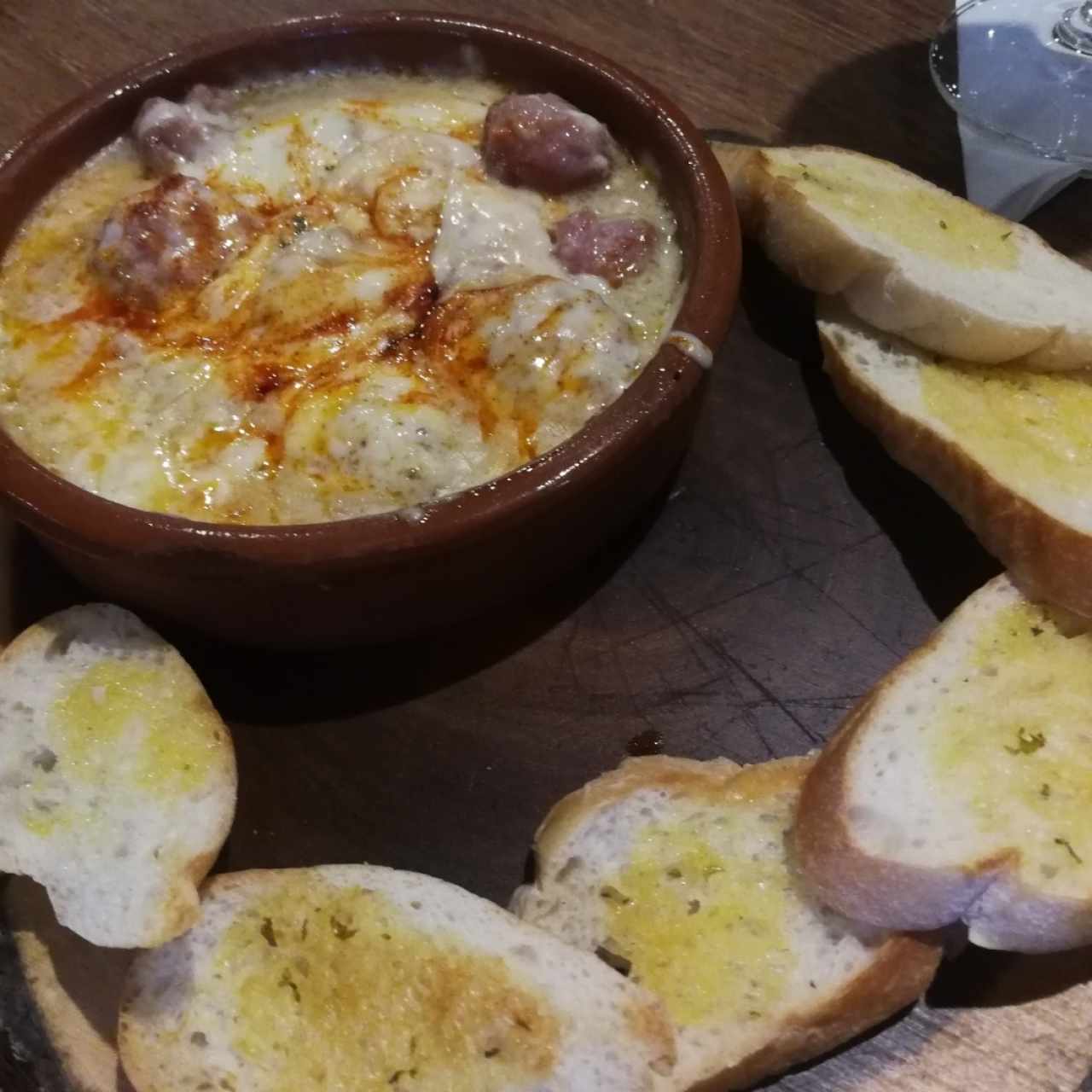queso fundido con chorizo 