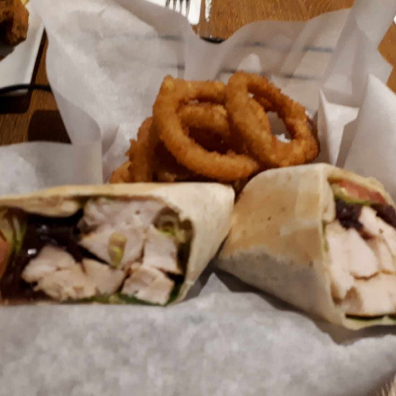 wrap de pollo horrible estuvo. pollo, lechuga , tomate y relish . sin sabor a nada. muy malo