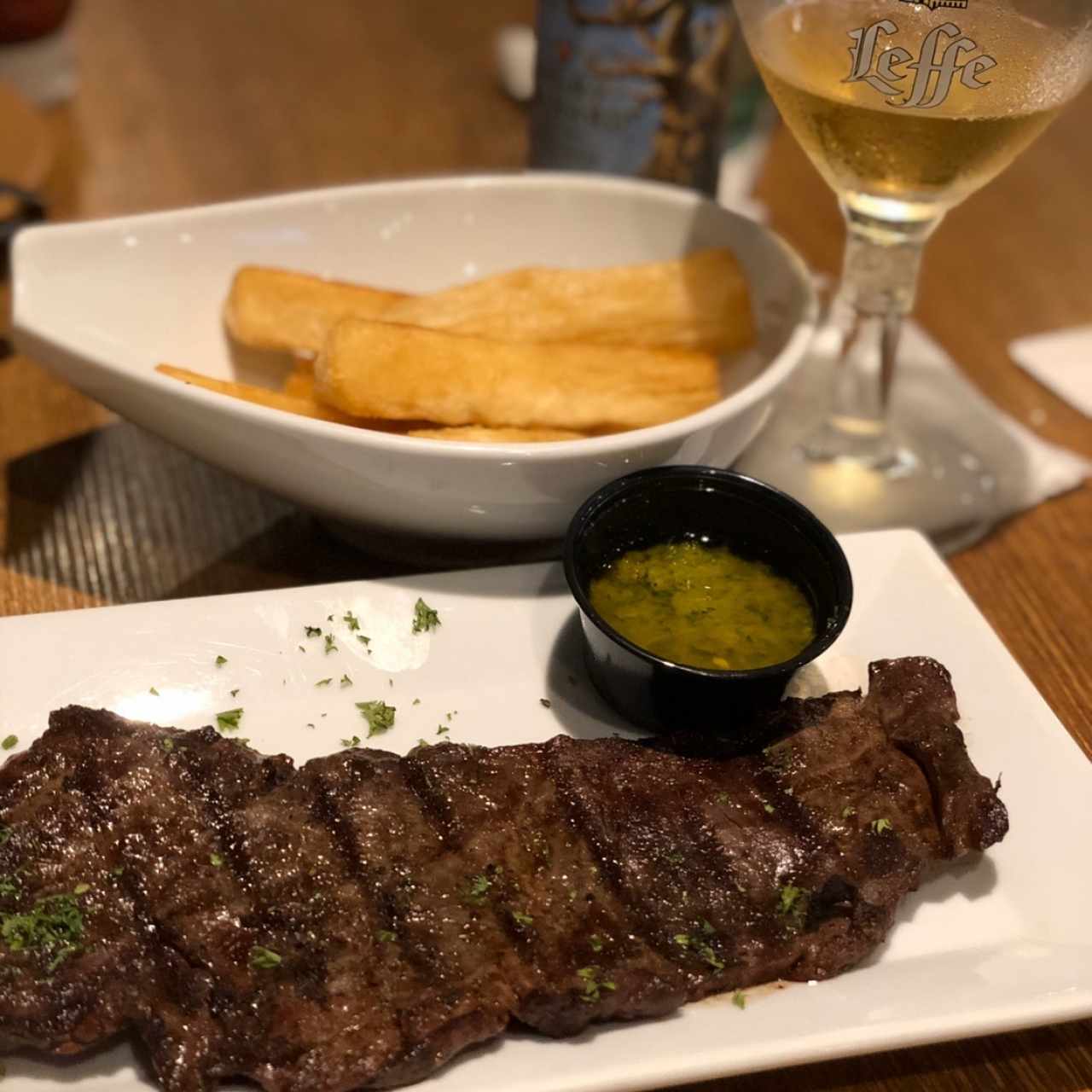Entraña termino 3/4 con yuca y una cerveza de manzana 