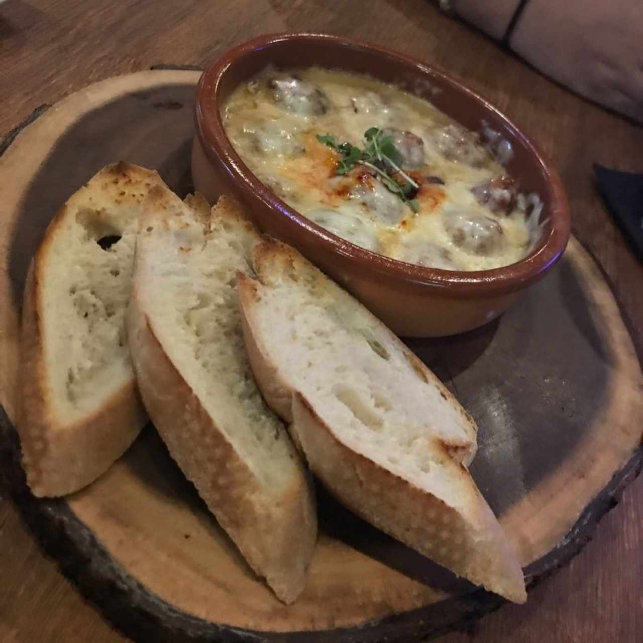 queso fundido con chorizo 