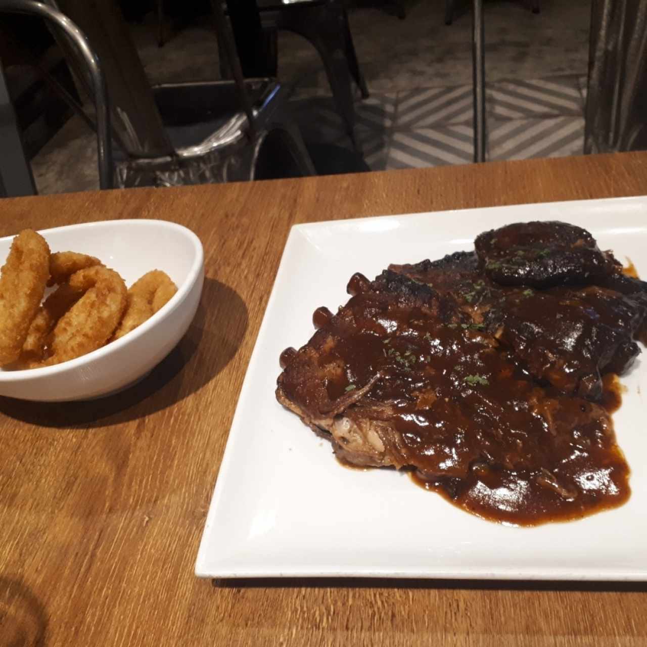Ribs BBQ con aros de cebolla