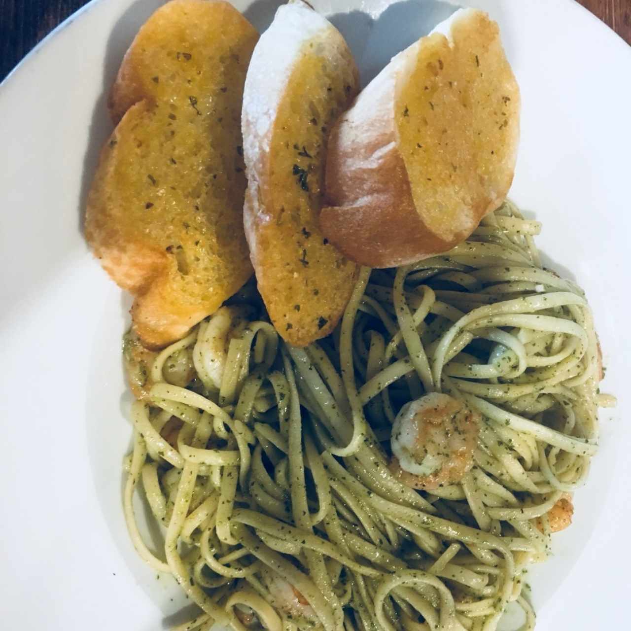 spaghetti al pesto con camarones 🍤🍝