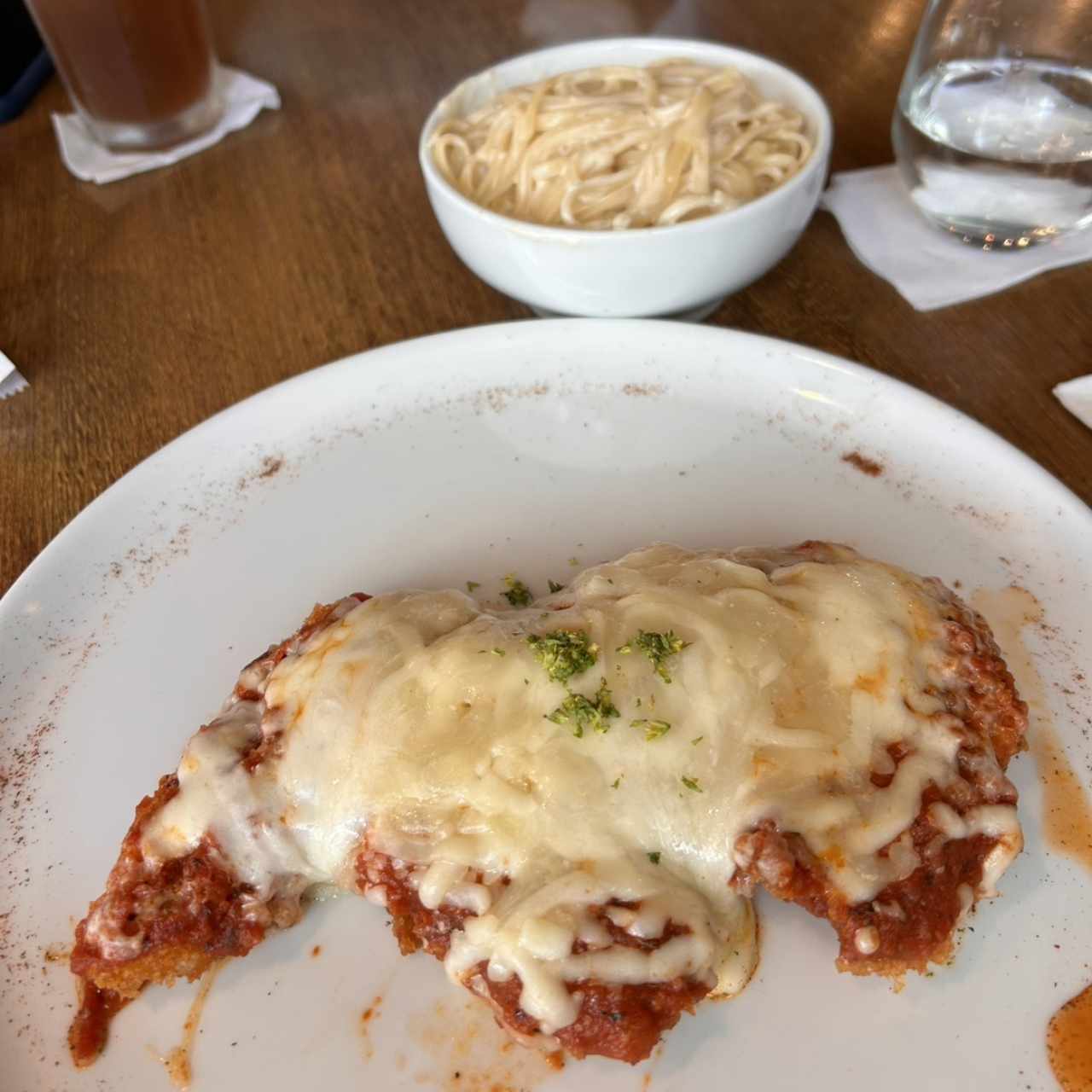 Milanesa de pollo con linguini en salsa blanca