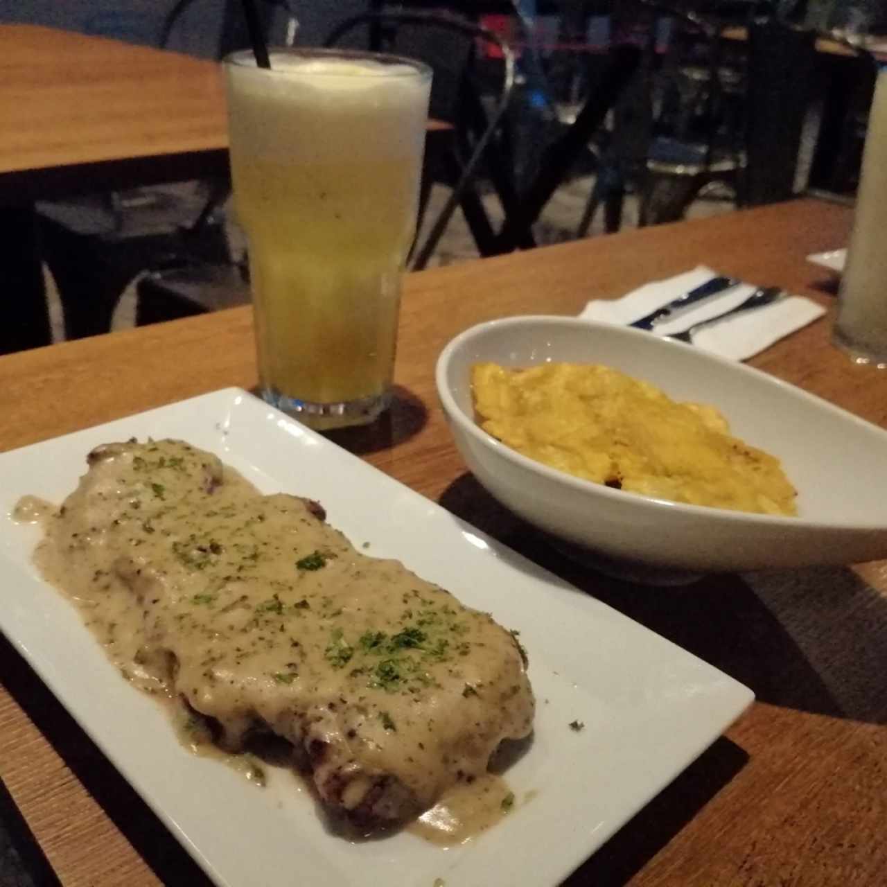 Tres pimientas con patacones y jugo de piña