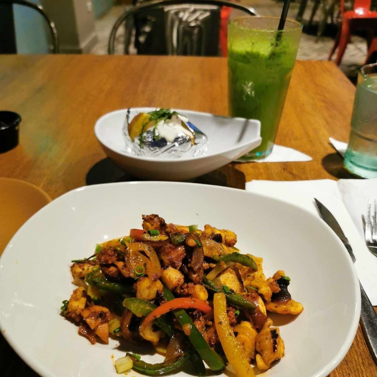 pulpo al carbón con papa asada limonada con hierba buena